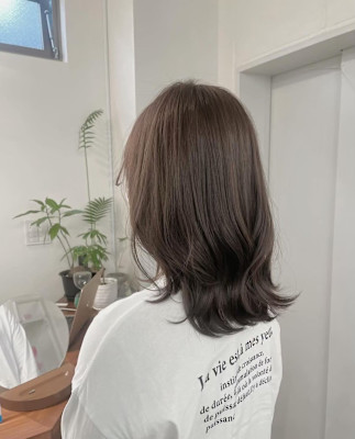 オリーブベージュ×外ハネスタイル