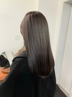 グレージュ×ストレートスタイル