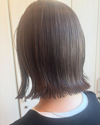 くすみベージュ/ぱっつんボブ/外ハネストレート