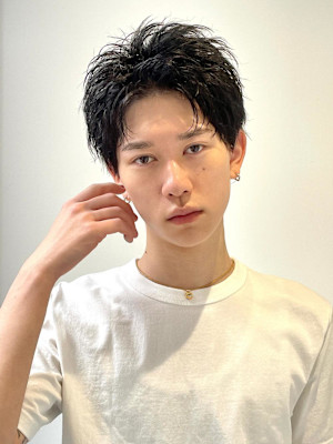 ビジネスシーンのスパイキーショート