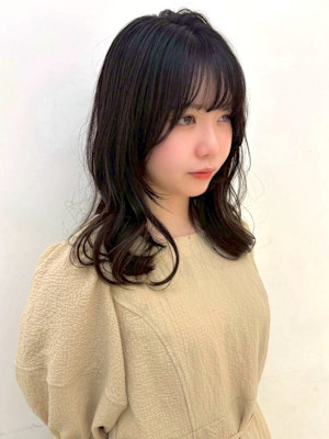 暗めグレージュ ミディアムレイヤー 顔周りカット ゆる巻き