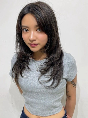 アッシュグレージュ ロングレイヤー センターパート 20代