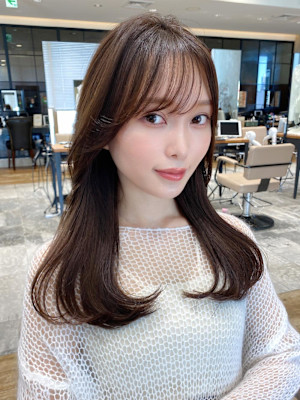 後れ毛が可愛い顔周りハイレイヤーロングチェリーブラウン
