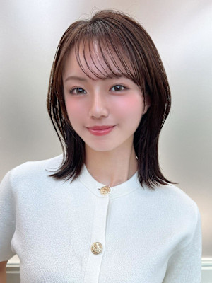 ホワイトグレージュ後れ毛が可愛い顔周りレイヤーミニウルフ