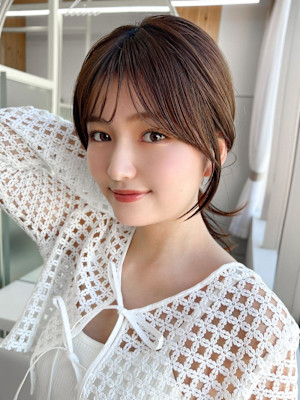 ホワイトグレージュ後れ毛が可愛い顔周りレイヤーミニウルフ