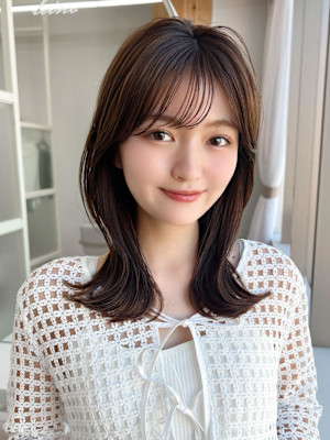 ホワイトグレージュ後れ毛が可愛い顔周りレイヤーミニウルフ