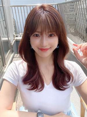 後れ毛が可愛い顔周りハイレイヤーロングチェリーブラウン