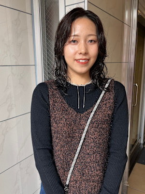 ウエットパーマスタイル/くりくりパーマ/センター分けバング