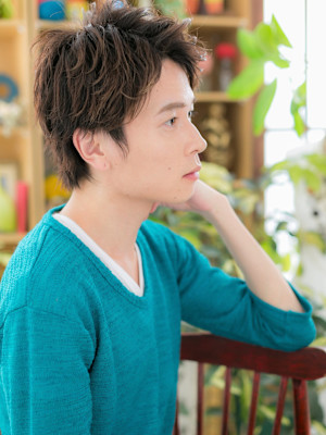 グレイアッシュくせ毛風かき上げヘア　グレージュカラー