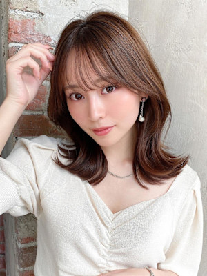 後れ毛が可愛い顔周りハイレイヤーロングチェリーブラウン