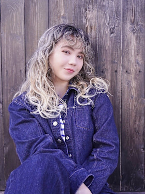 ブロンドのカジュアルウェーブミディ