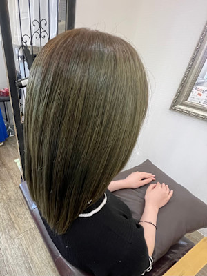 オリーブベージュ