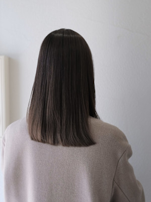 暗めなグレージュ風カラー＋ミディアムヘア