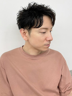 ツーブロック 刈り上げ 黒髪ショート ナチュラルパーマ