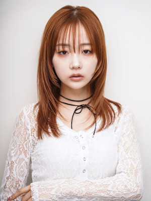 ベージュカラー ハイトーンレイヤー 顔周りカット 20代