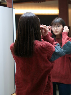 前髪のあるミディアムロングヘア！艶をプラス！