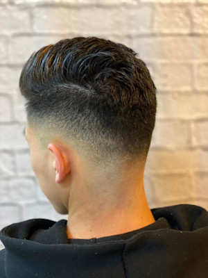 フェード＋パートスタイル(ビジネスショート)