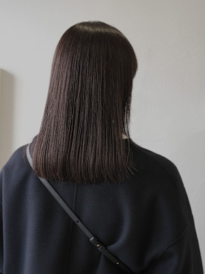 艶のあるミディアムヘア。