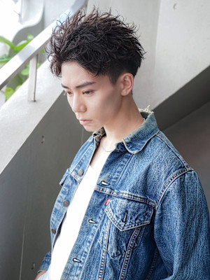 スーツ短髪ツーブロック束感モテる黒髪シークレットパーマ流行