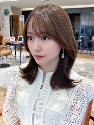 ホワイトグレージュ後れ毛が可愛い顔周りレイヤーミニウルフ