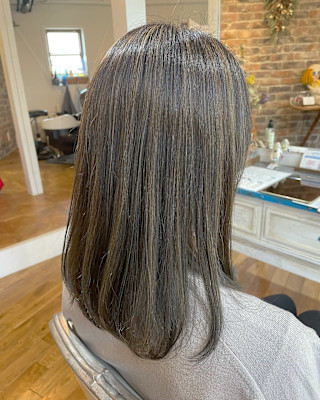 ミディアムボブ×シルバー系ハイライト