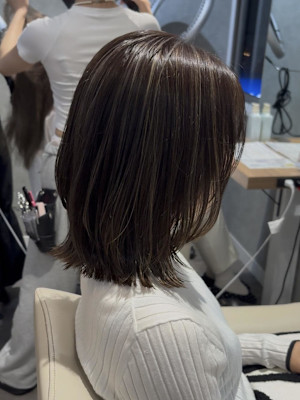 ナチュラルでお洒落なグレージュハイライト