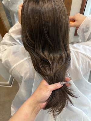 柔らか質感の透明感ブラウンロング