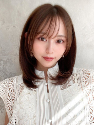 ホワイトグレージュ後れ毛が可愛い顔周りレイヤーミニウルフ