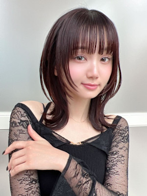 ホワイトグレージュ後れ毛が可愛い顔周りレイヤーミニウルフ