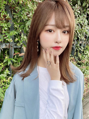 ホワイトグレージュ後れ毛が可愛い顔周りレイヤーミニウルフ