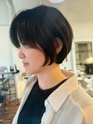 暗髪でも軽く見える質感ショート