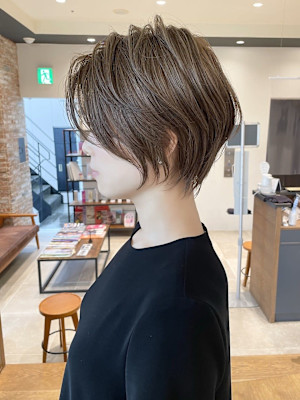 30代40代50代白髪ぼかし前髪あり丸顔似合う髪型ショート