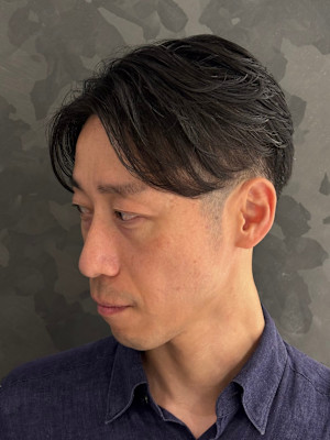 癖毛も味方に！ナチュラルセンターパート