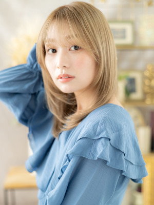 顔まわりレイヤーハイトーンカラーセミディ　ホワイトブロンド