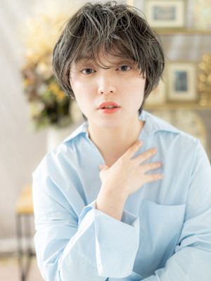 オリーブアッシュくせ毛風フェザーショート　ブルーカラー