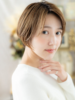 外国人風細めハイライト小顔前髪なしショート　フェザーショート