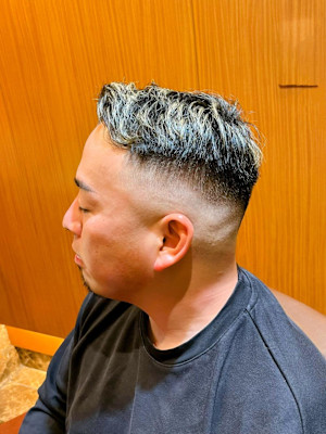 銀座　理容室　スキンフェード　メッシュカラー