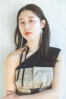 ミディアム　タイトスタイル　切りっぱなし　20代  30代