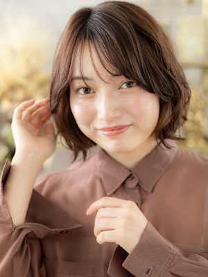 ナチュラルくびレイヤー前下がりボブパーマ　くすみベージュ