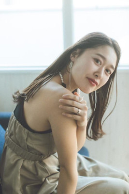 ミディアム　タイト　レイヤー　切りっぱなし　20代  30代