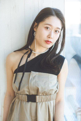 ミディアム　タイト　レイヤー　切りっぱなし　20代  30代