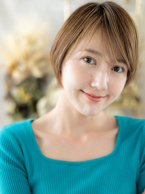 襟足すっきり流し前髪小顔シンプルショート　細めハイライト