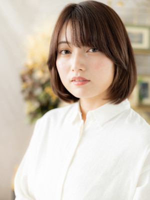 艶感斜めバング黒髪ボブディヘルシースタイル　くすみベージュ