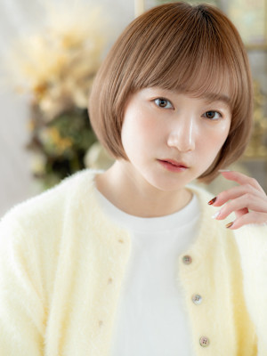 切りっぱなしナチュラルぱっつん前髪丸みボブ　細めハイライト