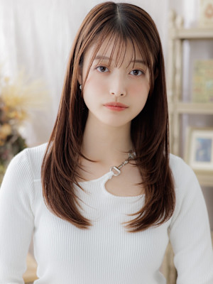 ミルクティーカラー顔回りレイヤーストレート　細めハイライト