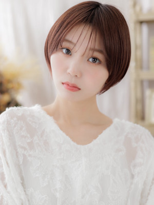 艶カラー前下がりショートヘルシースタイル　フェザーショート