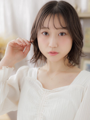 透けバングフェザーパーマゆるふわボブディ　くすみベージュ