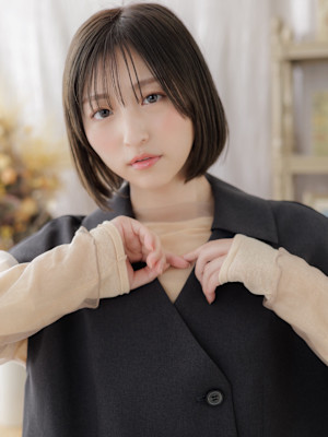 艶髪オリーブアッシュ切りっぱなしミニボブ　くすみベージュ