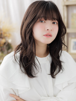 厚めバング顔回りレイヤーカット重めスタイル　韓国風巻き