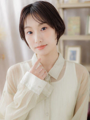 ナチュラルヘルシースタイル前髪なしショート　フェザーショート